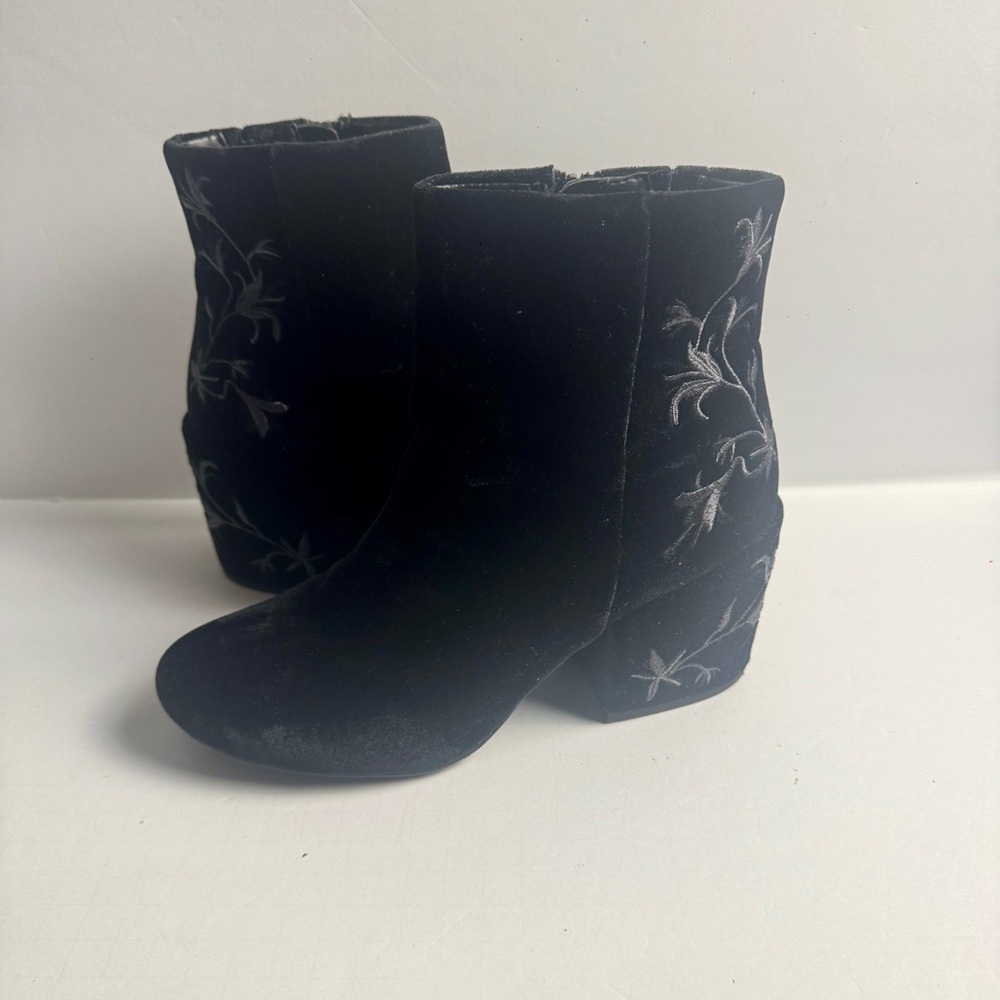 Kenneth Cole Renna Embroidered Ankle Black Boots size 7 1/2